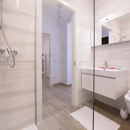 Sleeps 6 Apartment Menaggio