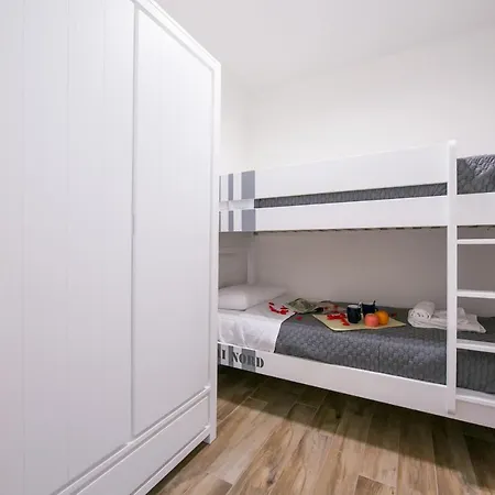Apartment Sleeps 6 *